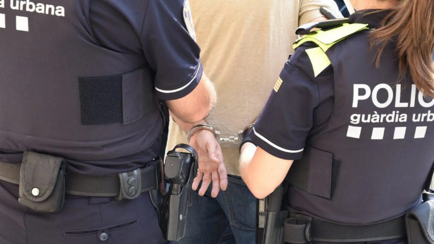 Detenido un pirómano por cinco incendios de contenedores y mobiliario urbano en el barrio de Sant Antoni de Barcelona