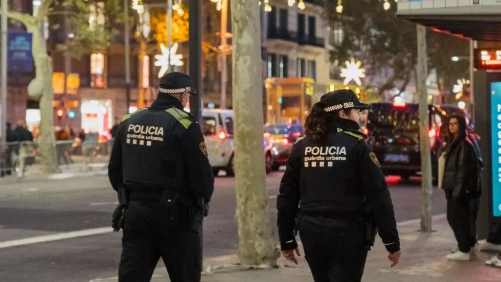 Detenido en el Poble-sec tras robar una cadena de plata y esconder otras tres en el zapato