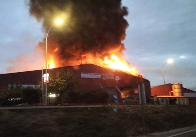 Explosión en fábrica de reciclaje de Caldes de Montbui deja tres heridos graves e incendia nave completa
