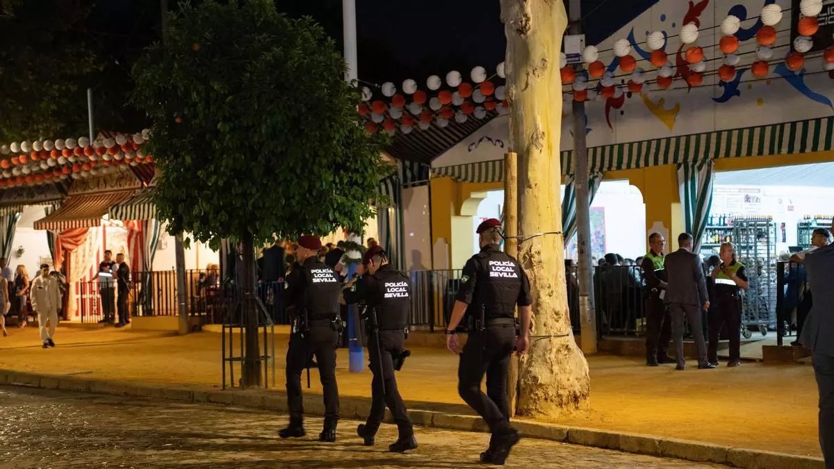 Un menor detenido por apuñalar a un hombre en el cuello en la primera noche de la Feria de Abril de Sevilla