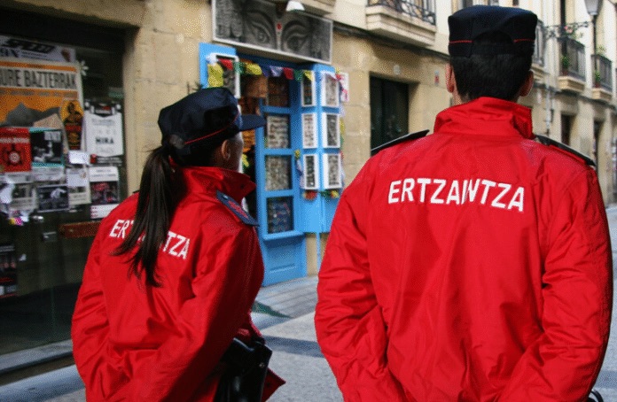 Detenido un joven tras trepar por un balcón para robar en un apartamento turístico de Gros con huéspedes dentro
