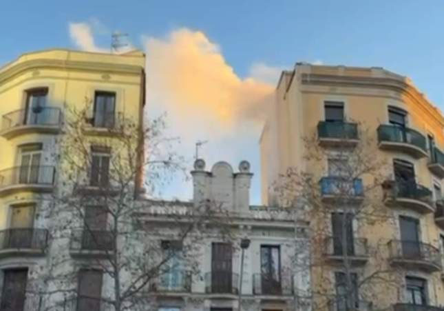 Un herido trasladado al Vall d'Hebron tras un aparatoso incendio en un edificio de la calle Pallars de Barcelona
