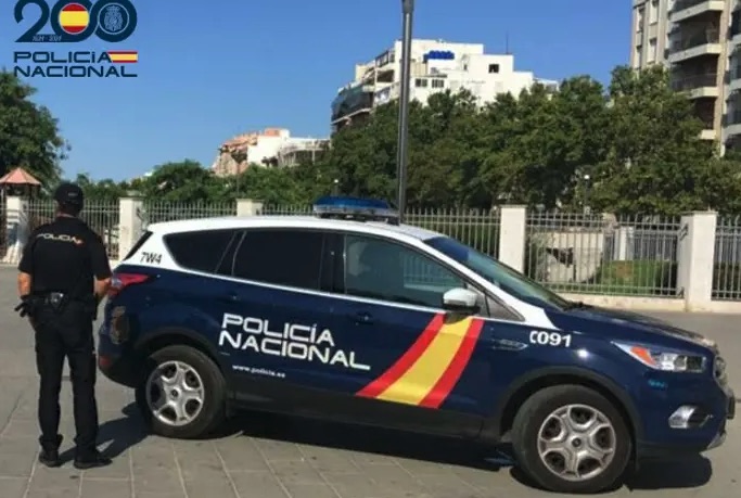 Detenida una mujer en Palma por tirar al suelo y arrastrar a un anciano para robarle