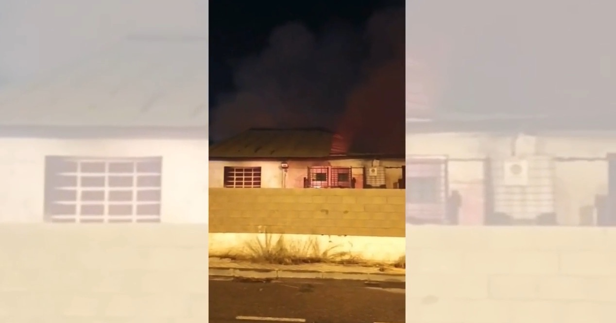 Un gran incendio en una empresa química de Zaragoza obliga a confinar un barrio de madrugada.