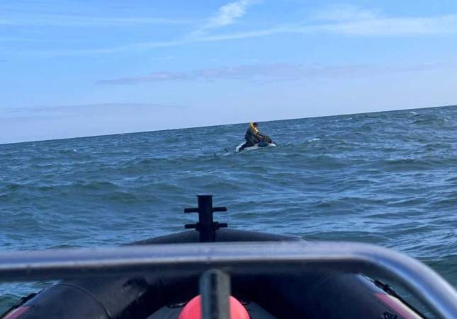 Rescatada una familia holandesa con dos niños tras volcar su velero en la Costa Brava por el mal tiempo