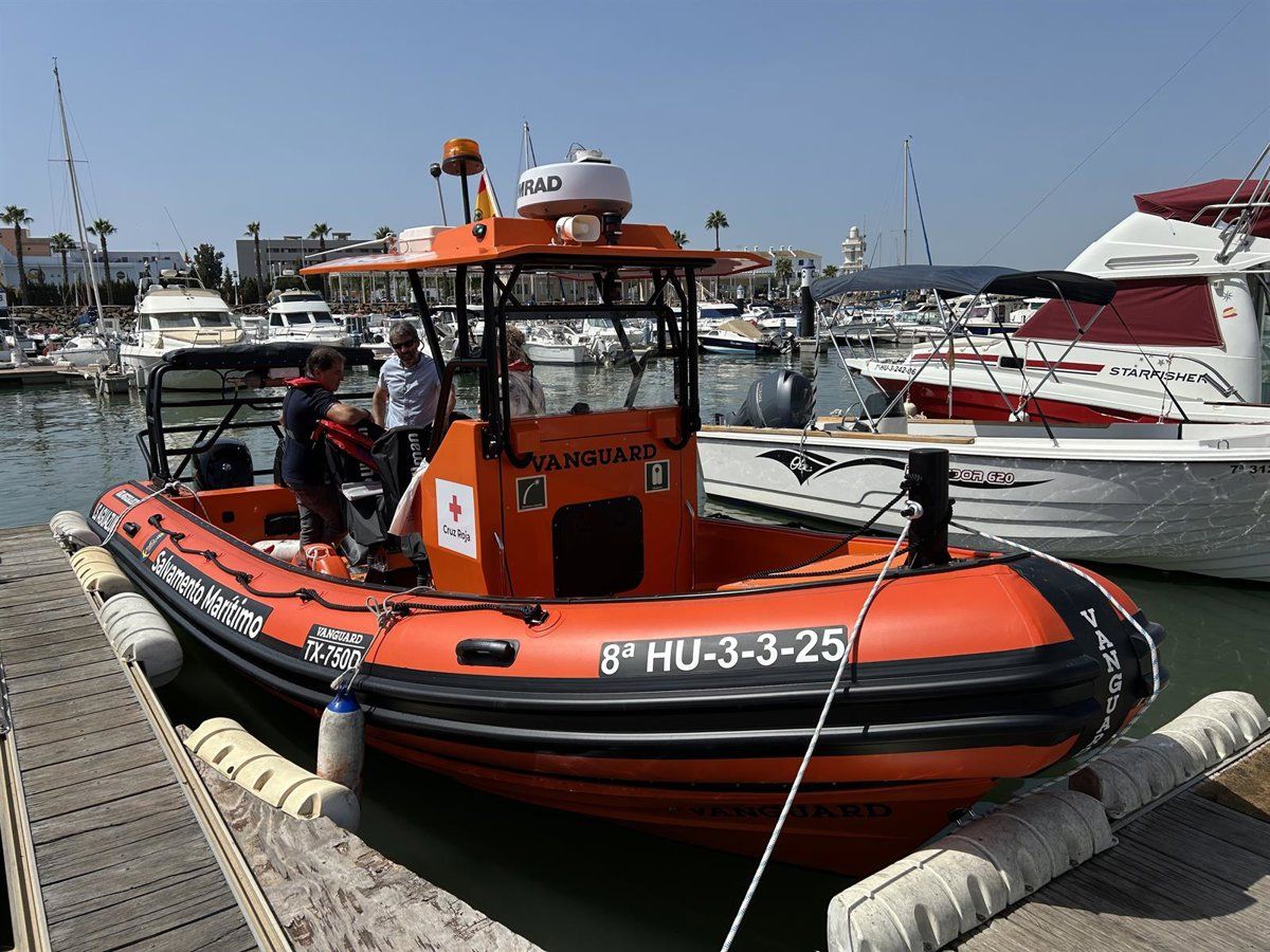 Rescate de dos ocupantes de una moto de agua en Isla Canela (Ayamonte)