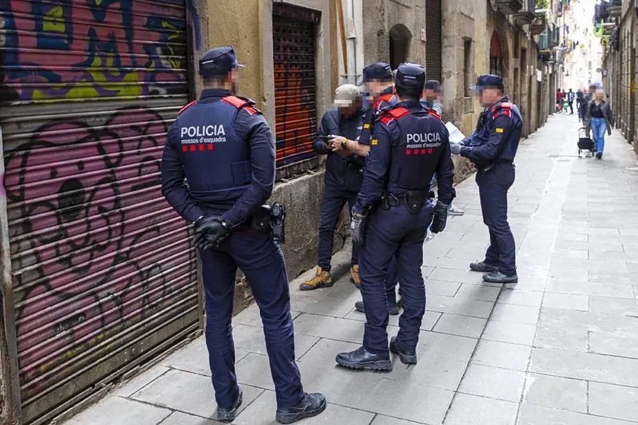 Los Mossos refuerzan sus patrullas en Horta (Barcelona) ante los disparos de perdigones a las viviendas