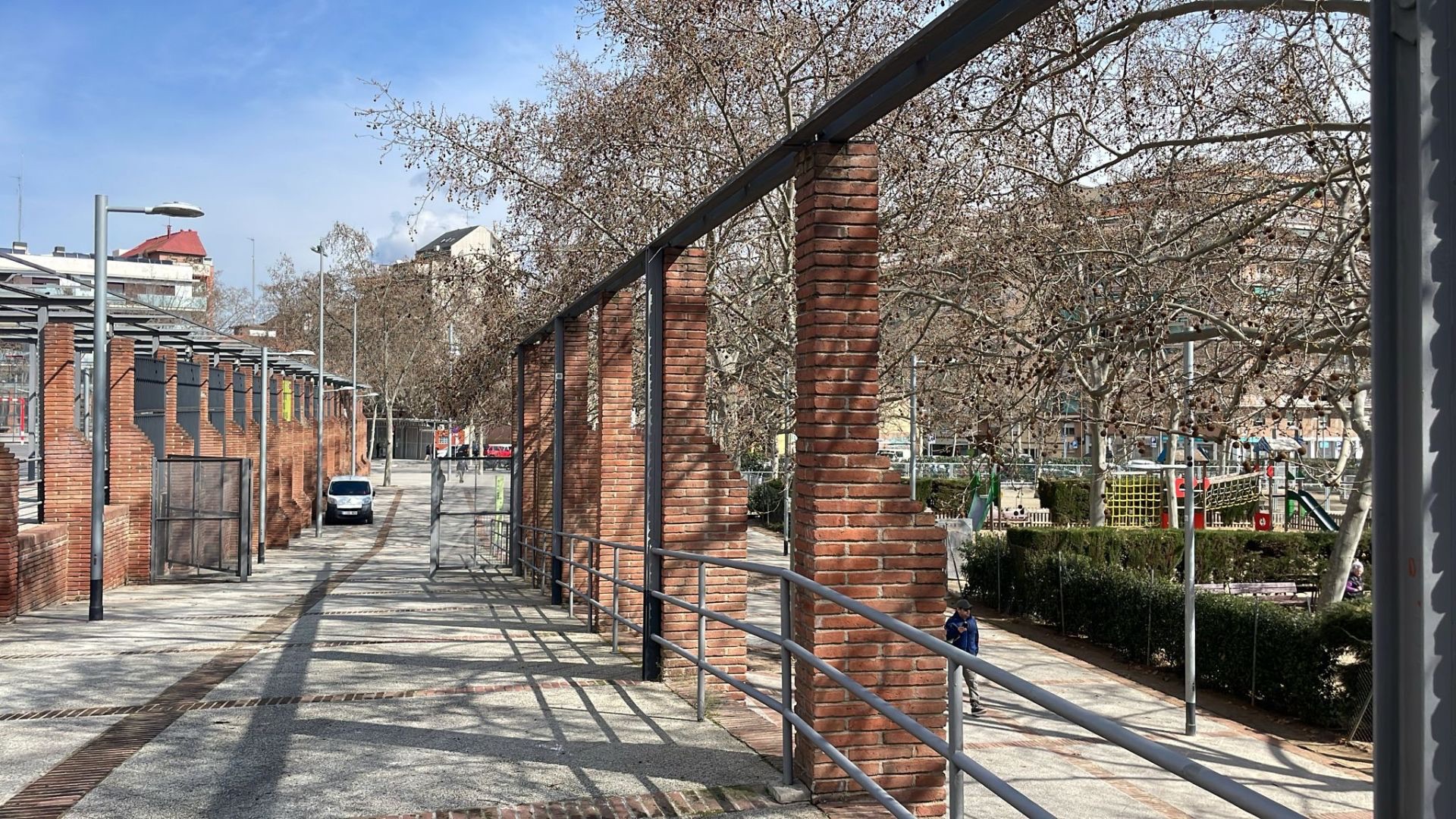 Tres okupas detenidos por acosar e intentar violar en grupo a una menor en un parque de la Sagrera