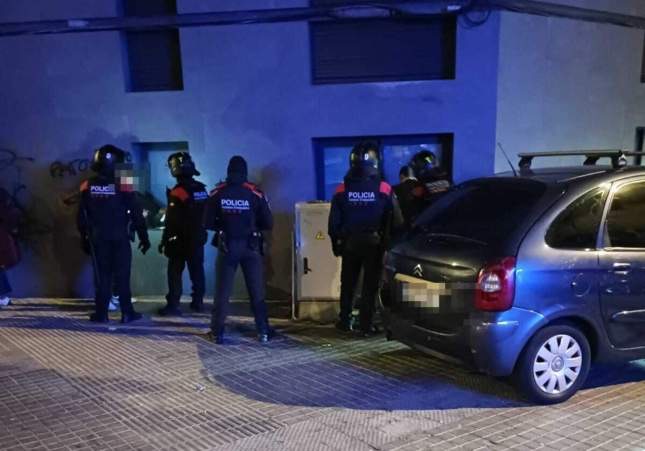 Tiroteo de madrugada en L'Hospitalet: un joven herido de bala en la pierna y los pistoleros, fugados