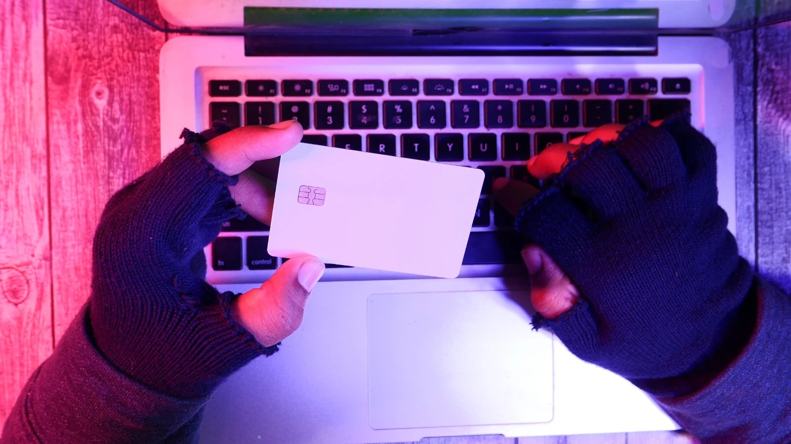 Detenido un hombre en Ourense por estafar 2.000 euros con una tarjeta robada