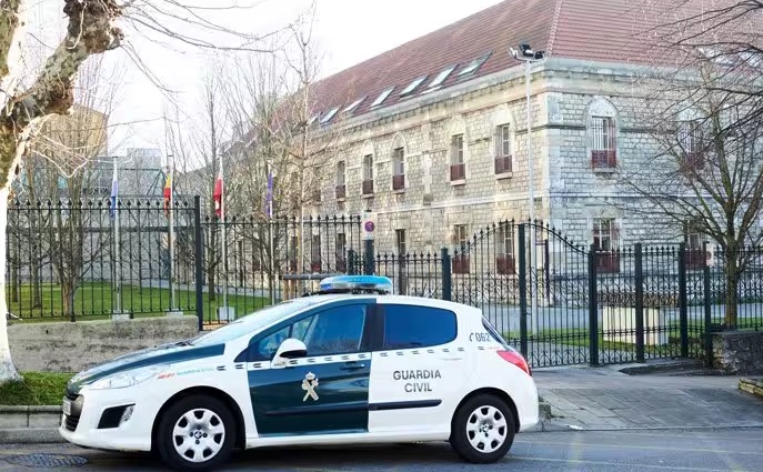 Detenidos tres hombres por un robo de 10.000 euros en Hinojedo y simular el robo del coche de huida