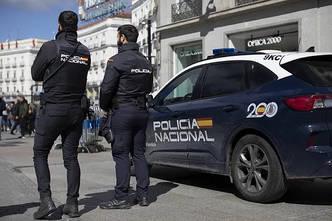 Cuatro detenidos, tres de ellos menores, por apuñalar a un hombre en una reyerta entre bandas en Vallecas