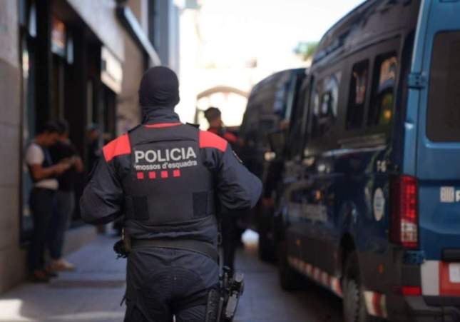 Un hombre detenido por apuñalar gravemente en el cuello a su hermanastro durante una pelea en un piso de Vielha