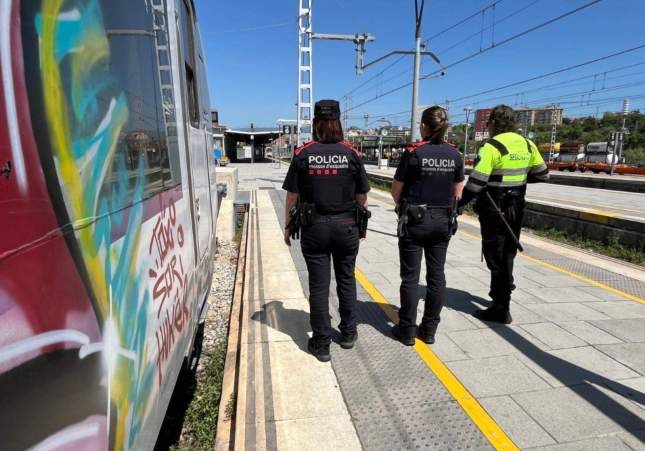 Cazados diez grafiteros multirreincidentes en Barcelona por causar daños de 377.000 euros en los trenes