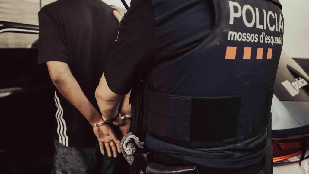 Detenido en Castelldefels un joven de 20 años por robar tres cadenas de oro
