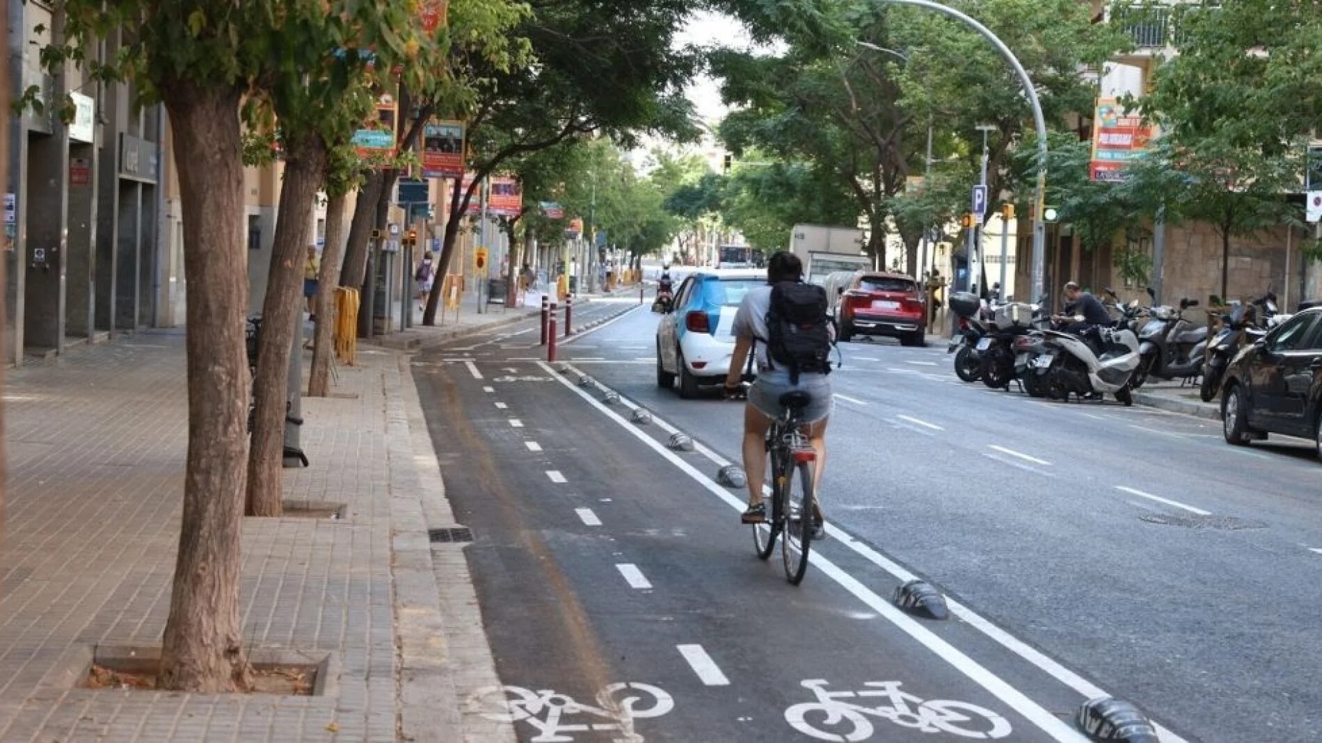 Detenido en Barcelona un ciclista con seis tipos de droga en la mochila tras ser parado por usar el móvil
