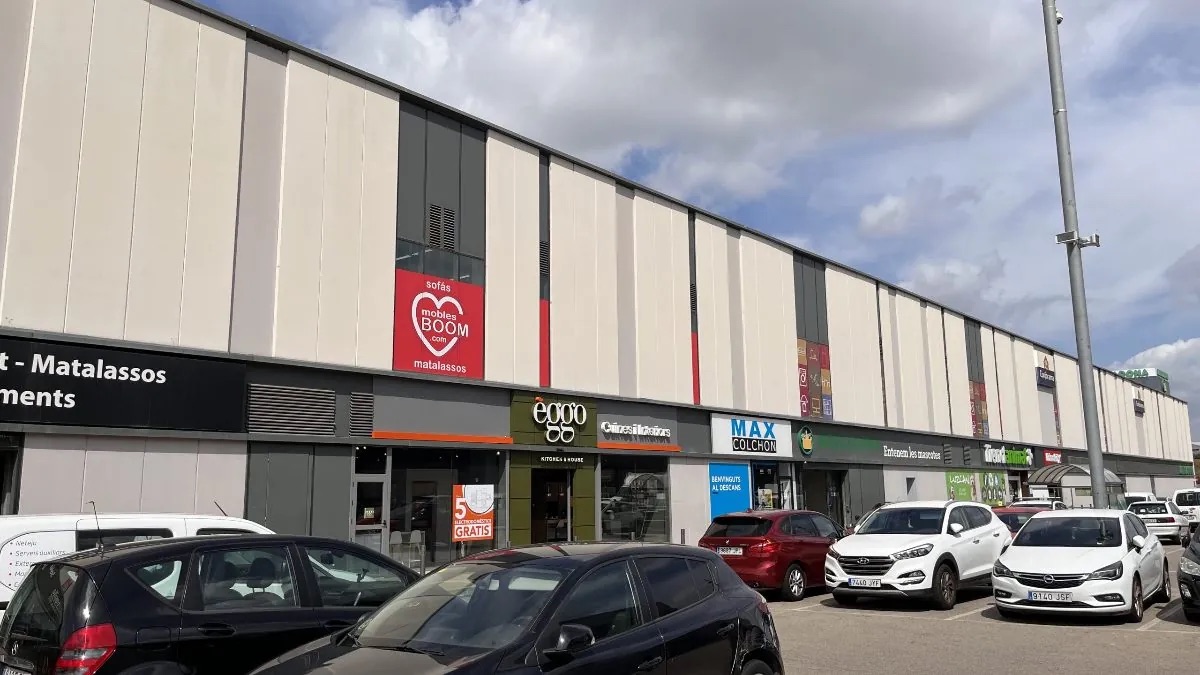 Muere un hombre al caerle encima una placa de hormigón en el centro comercial Vía Sabadell