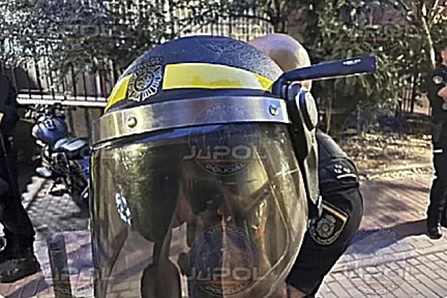 Un joven con un brote psicótico se atrinchera, retiene a su hermano e intenta matar a un policía en Vallecas