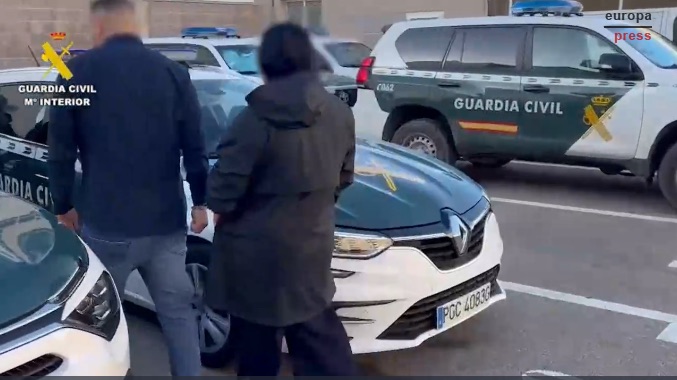 Detenida una pareja en Torrevieja por robar una cadena de oro a un anciano con el método del abrazo