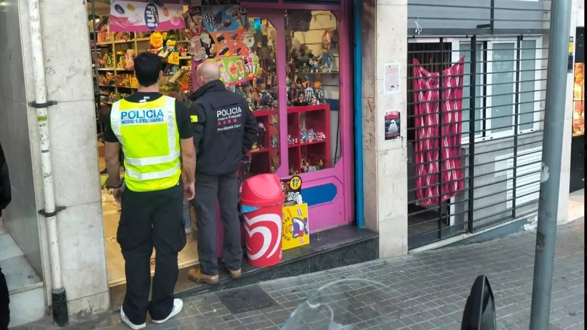 Desmantelada una tienda de golosinas en Horta-Guinardó que vendía droga al menudeo
