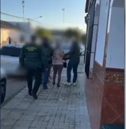 Detenida una pareja en Vejer por estafar más de 7.600 € a una mujer con discapacidad con el timo del amor