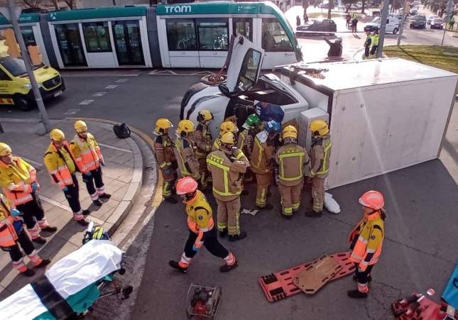 Un camionero herido y atrapado en su cabina tras chocar y volcar contra un tranvía en Sant Adrià de Besòs
