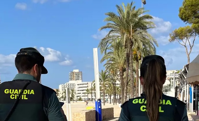 La Guardia Civil salva la vida a un turista que se lanzó al mar en Magaluf tras ingerir alcohol y drogas