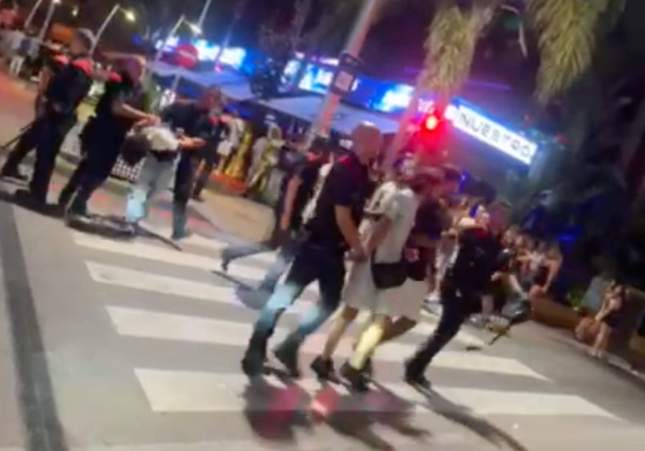 La lían en la zona VIP del Tropical de Salou, atacan a los vigilantes y acaba como el rosario de la aurora