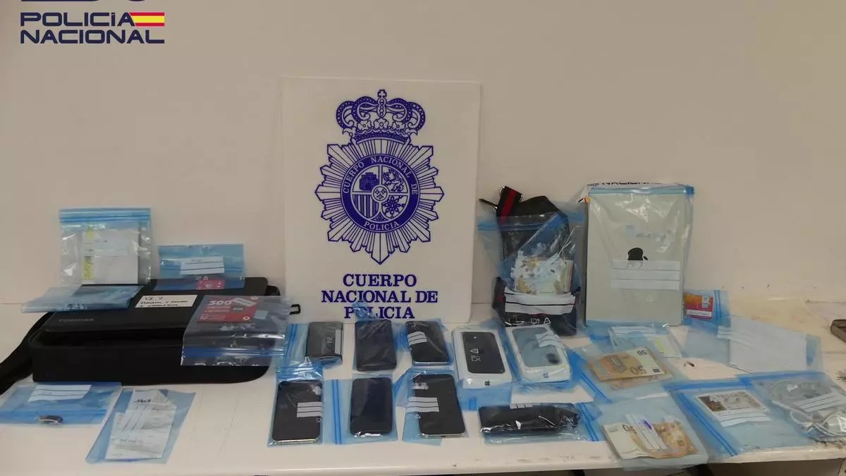Detenido en Cornellà un joven por estafar 150.000 euros a ancianos haciéndose pasar por gestor bancario