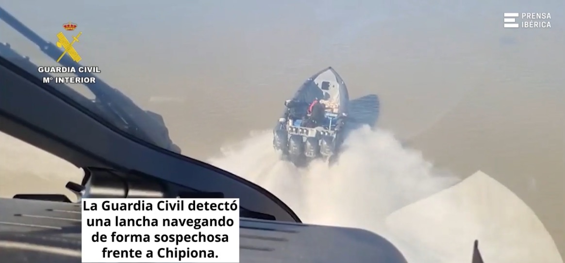 La Guardia Civil intercepta en alta mar una narcolancha con 1,7 toneladas de hachís tras una persecución por mar