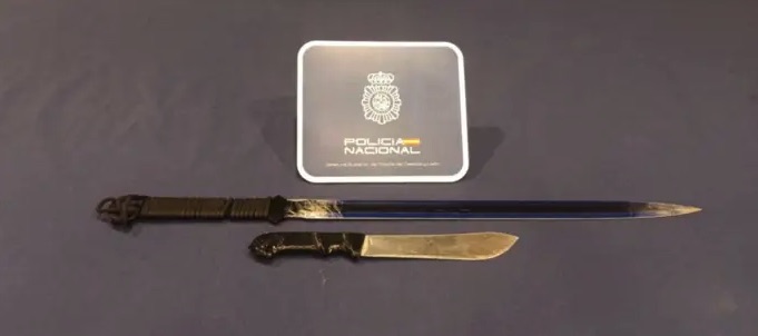 Dos detenidos en Valladolid por amenazar a un menor con un sable de 51 cm y un cuchillo
