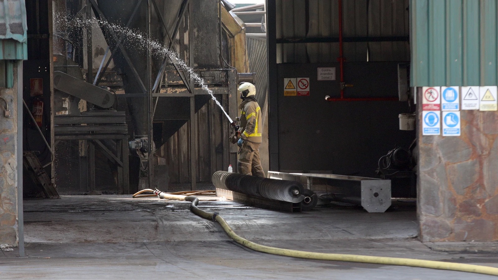 Mueren dos trabajadores en el incendio de una fábrica de aceite en Pinos Puente (Granada) tras una deflagración
