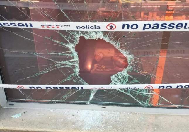 Saquean una charcutería tras reventar el escaparate con una tapa de alcantarilla y se llevan jamones, embutidos y dinero