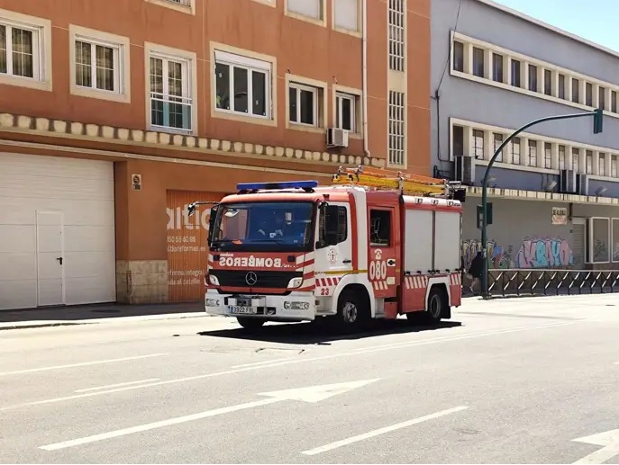 Tres personas atendidas por inhalación de humo tras el incendio en un piso de Almería