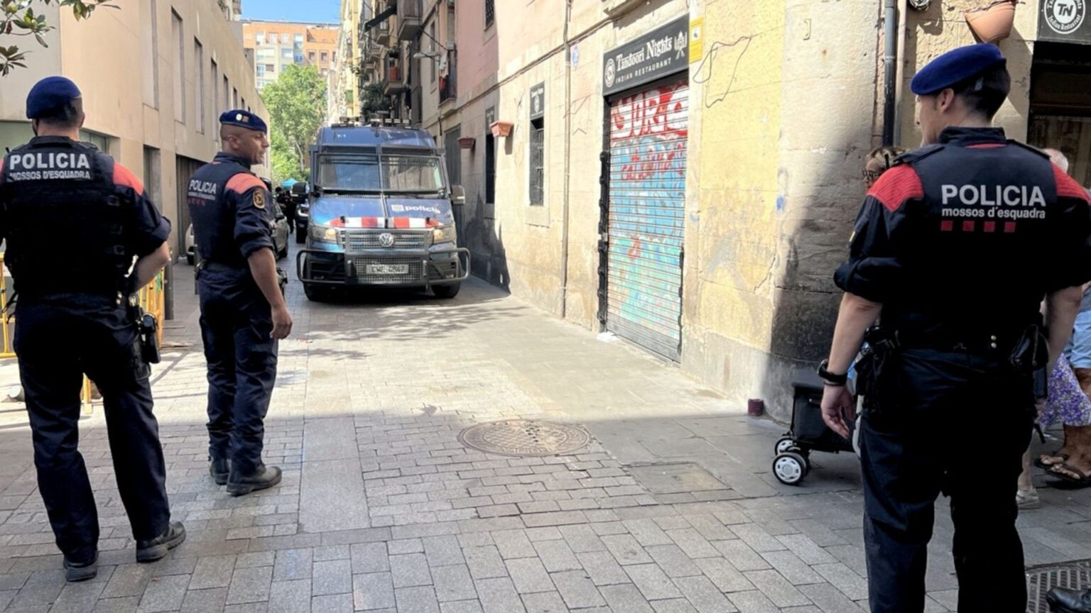 Macrooperativo policial contra el mercado de móviles robados en el Raval de Barcelona