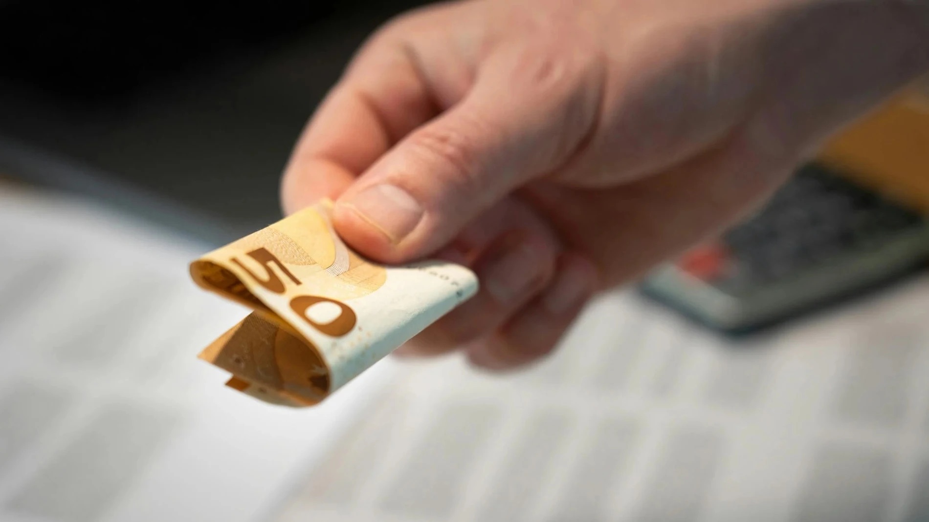 Una vecina de Íllora (Granada) encuentra billetes en la calle y los entrega a la Policía Local