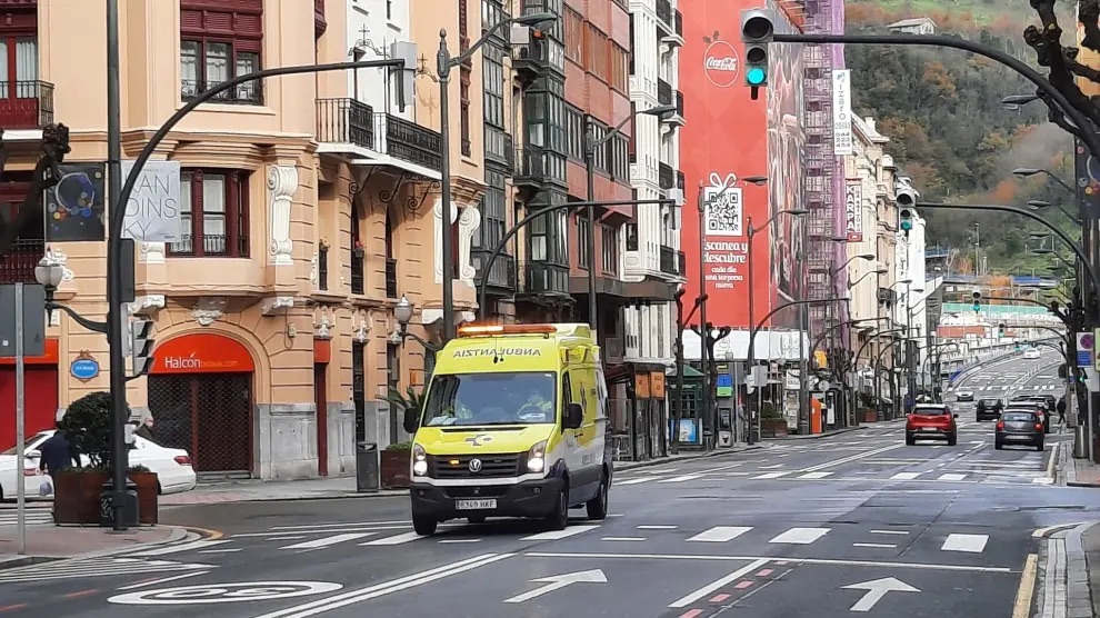 Dos niños heridos tras caerles encima una puerta corredera en una ikastola de San Sebastián
