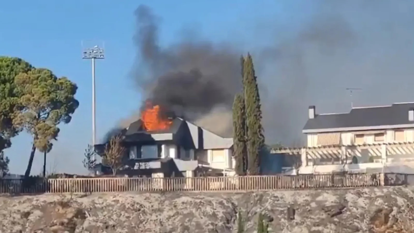 Incendio en Barbastro (Huesca) obliga a evacuar 43 personas y causa daños en una vivienda cercana
