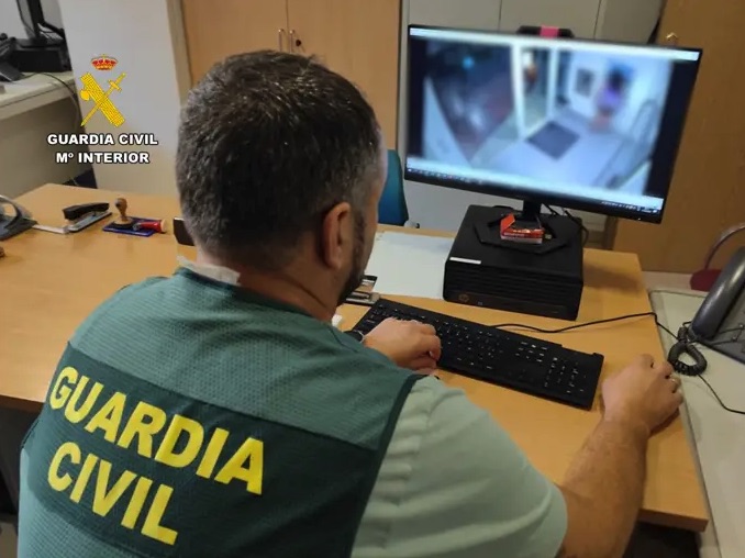 Detenido un joven de 22 años por una oleada de robos en vehículos en Grado