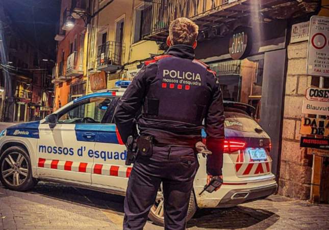 Detenido un hombre en Barcelona tras desnudarse en la vía pública ante menores y morder a una agente de los Mossos