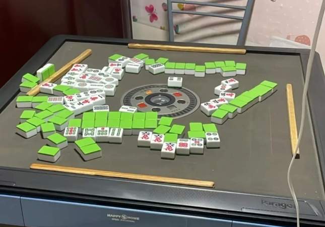 Desmantelan un casino clandestino con póquer y mahjong en el barrio del Fondo de Santa Coloma de Gramenet