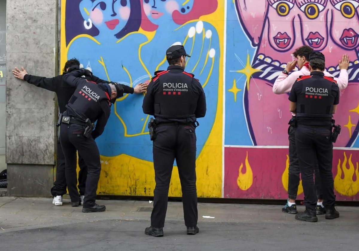 Catorce detenidos con un centenar de antecedentes en el metro de Barcelona en el sexto dispositivo del plan 'Kanpai'