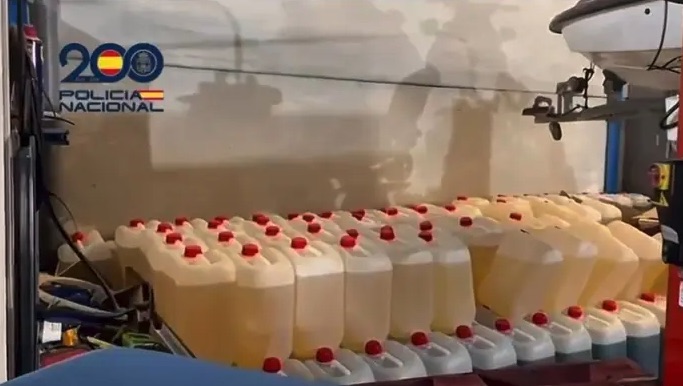 Cae una red de 'petaqueros' que guardaba gasolina para narcolanchas en una nave de Arahal (Sevilla)