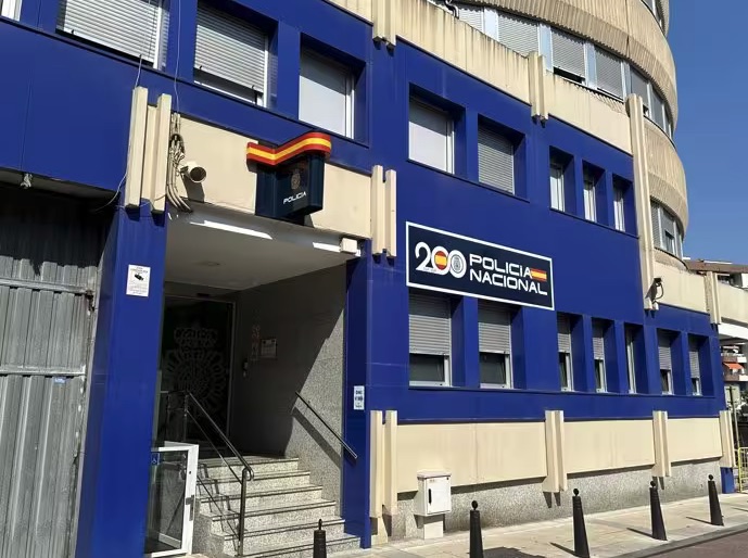 Detenido un docente de 43 años por contactar con menores en redes sociales haciéndose pasar por joven para sexo