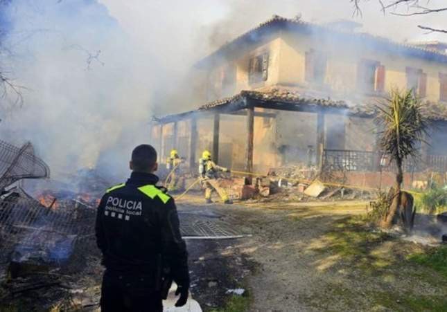Una colonia de gatos muere atrapada por el humo y las llamas en un chalet incendiado en Blanes