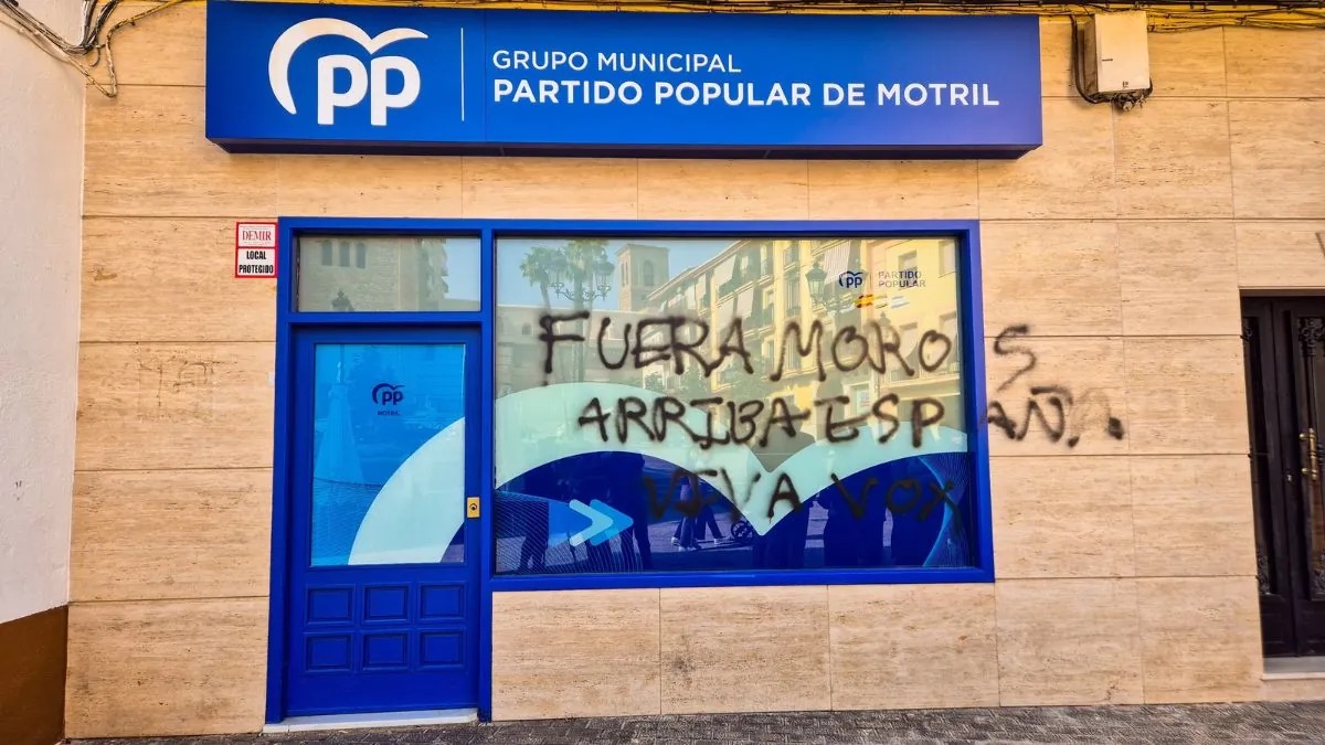 Las sedes del PP y el PSOE en Motril amanecen con pintadas xenófobas y ofensivas