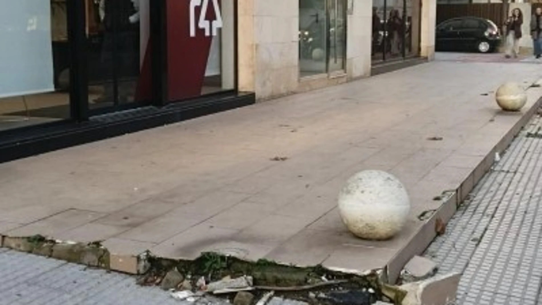 Pánico en la Cabalgata de Cádiz: Un conductor ebrio irrumpe en el recorrido y arrolla el perímetro de seguridad