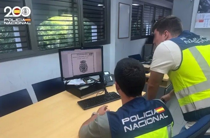 Detenido un hombre en Palma por una oleada de robos y extorsiones a turistas en la playa de Cala Major.