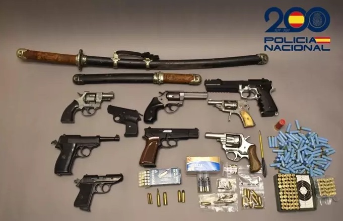 Detenido el responsable de un bazar en Linares (Jaén) acusado de venta ilegal de armas y munición