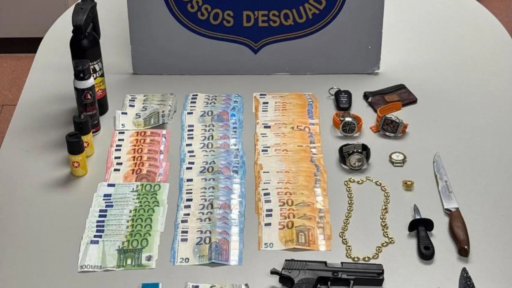 Desmantelan una 'narcopeluquería' en el Raval que también funcionaba como almacén de relojes de lujo robados